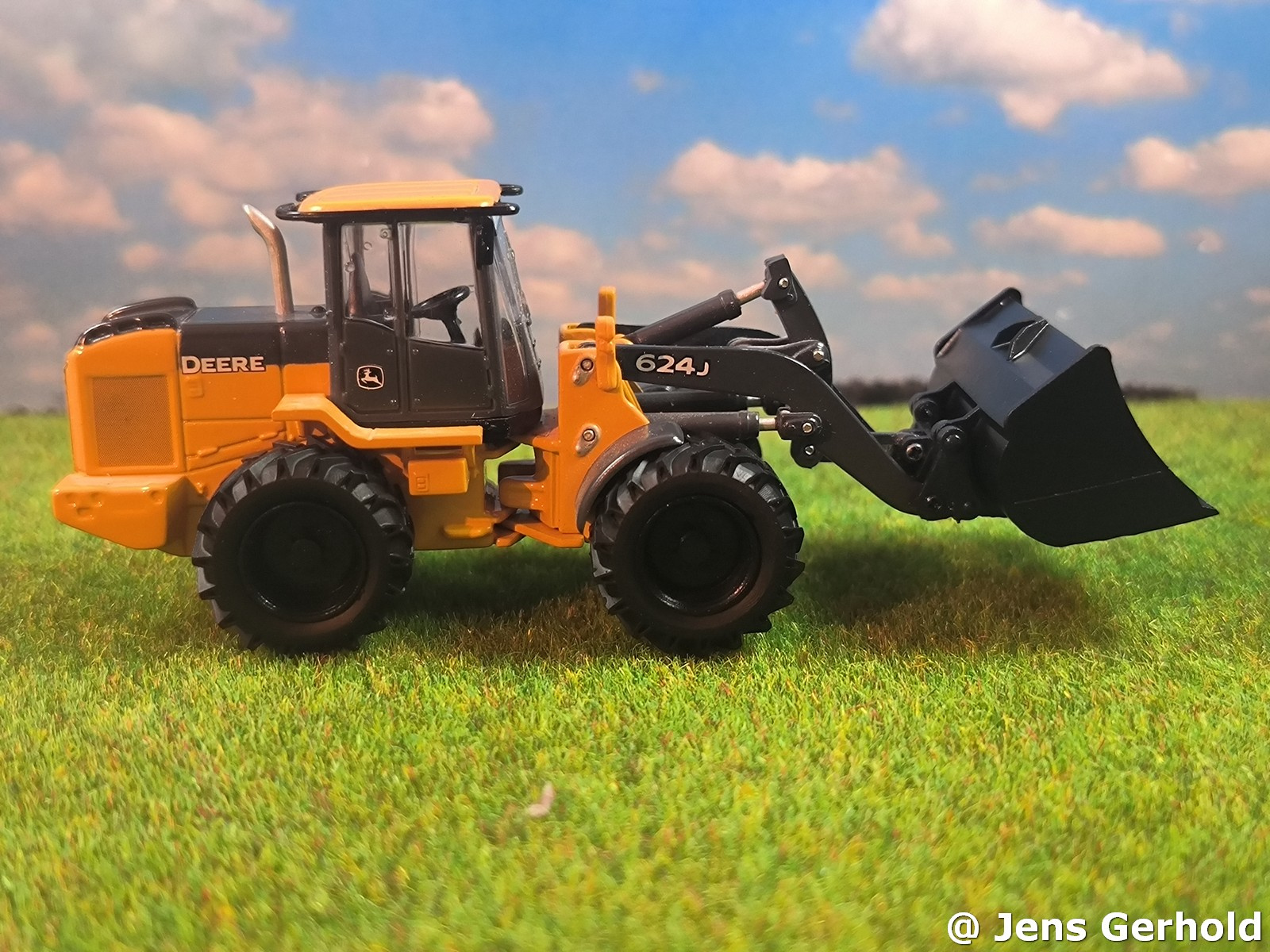 John Deere 624J